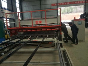 全自动钢筋网焊网机厂家应用范围与护栏网排焊机的特点